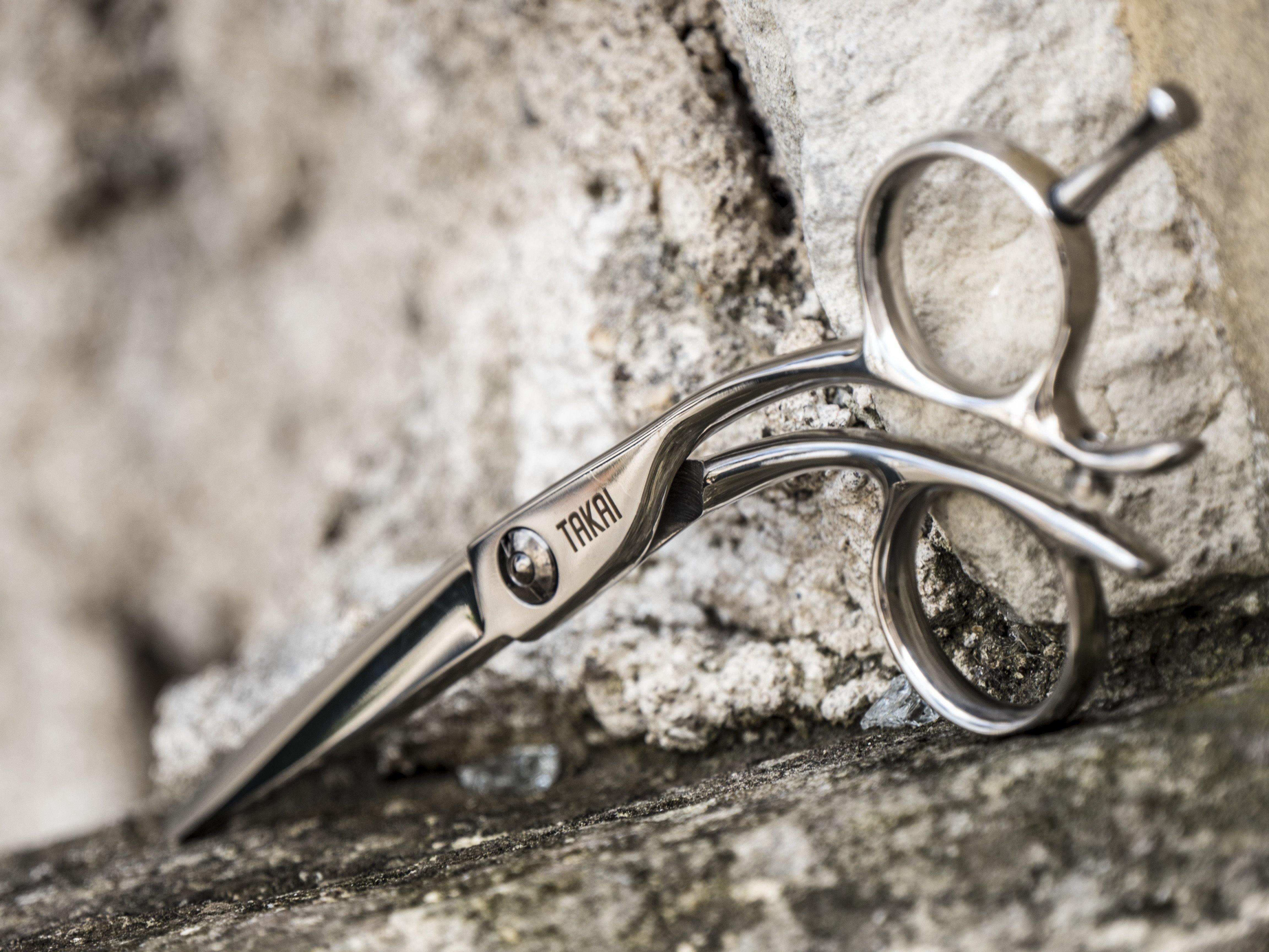 Gros plan sur la lame et la vis de ciseaux de coiffure en acier japonais